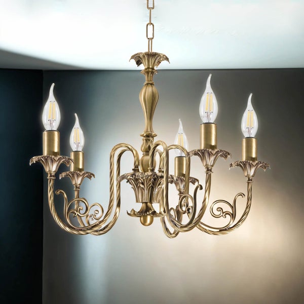 Kronleuchter mit fünf Leuchten im traditionellen Design