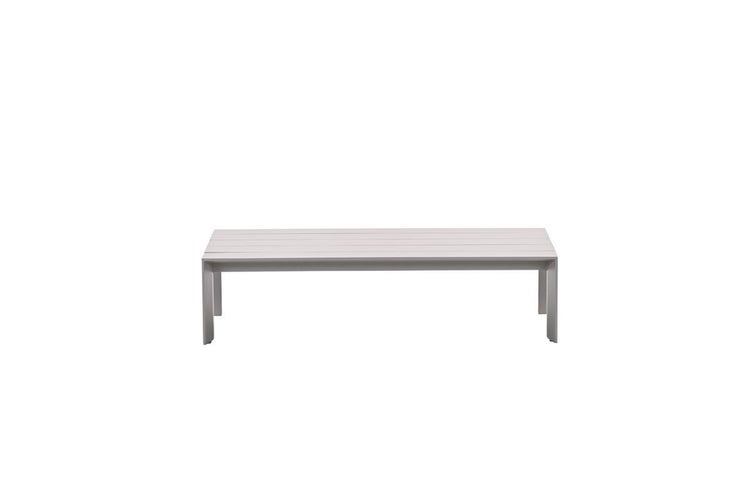 Moderne graue Gartenbank aus Metall mit Lattensitzfläche.