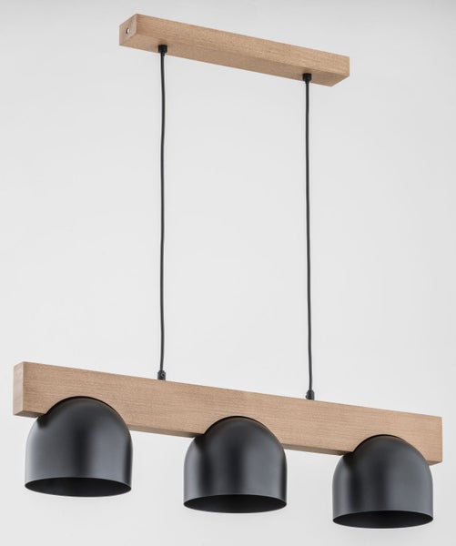 Moderne Hängeleuchte mit drei halbkugelförmigen Lampenschirmen aus Metall und einem Holzbalken an einem länglichen Deckenbalken.