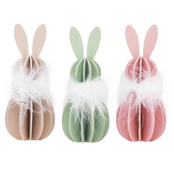 Drei dekorative Hasenfiguren aus Holz mit Federn für Ostern