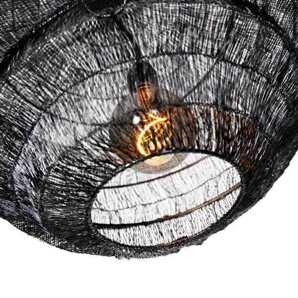 Schwarze Hängeleuchte mit Drahtgeflecht und Glühbirne