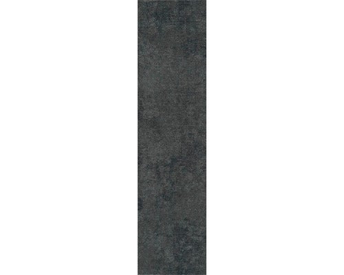 Dunkelgrauer, melierter Bodenbelag mit feiner Textur in schmaler rechteckiger Form.
