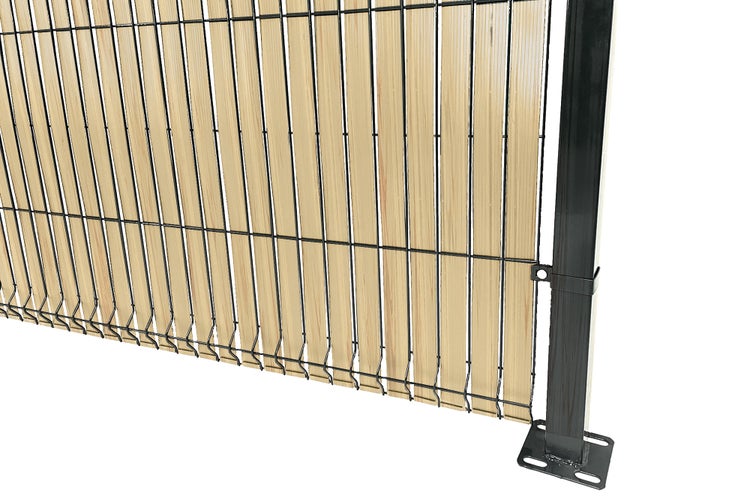 Sichtschutzzaun mit Metallrahmen und Holzelementen