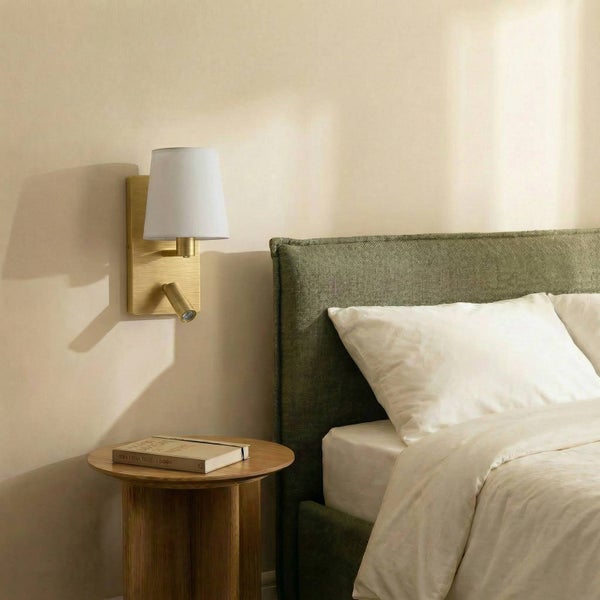 Nachttischszene mit Wandleuchte, Buch und Bett