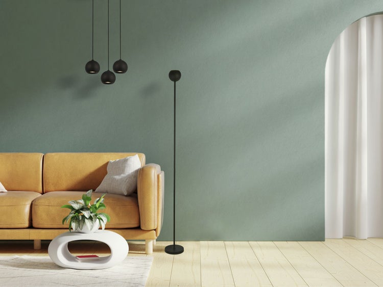 Wohnzimmer mit Sofa, Stehlampe, Pendelleuchten und Couchtisch