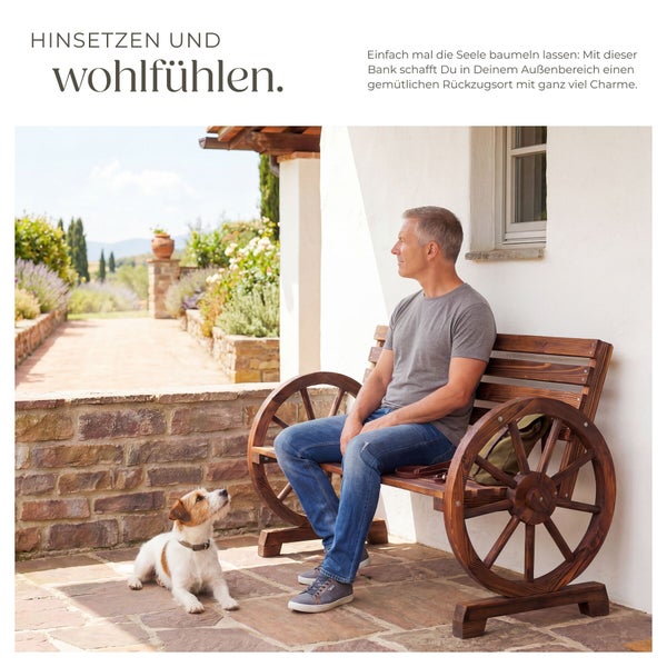 Gartenbank aus Holz mit Armlehnen im Wagenrad-Design auf einer Terrasse mit einem sitzenden Mann und einem Hund.