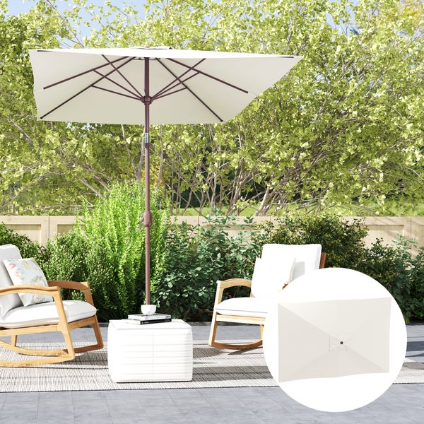 Rechteckiger weißer Gartenschirm mit braunem Mast auf einer hellen Terrasse mit hölzernen Schaukelstühlen und grünen Pflanzen.