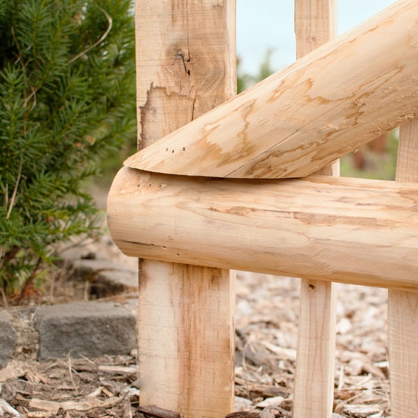 Detailansicht eines Holzgartenzauns aus Rundholz