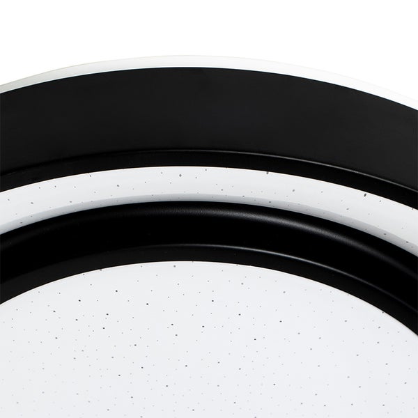 Detailaufnahme einer Deckenleuchte mit schwarzem und weißem Rahmen