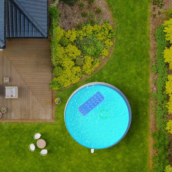 Luftaufnahme eines Gartens mit Pool, Terrasse und Sitzbereich