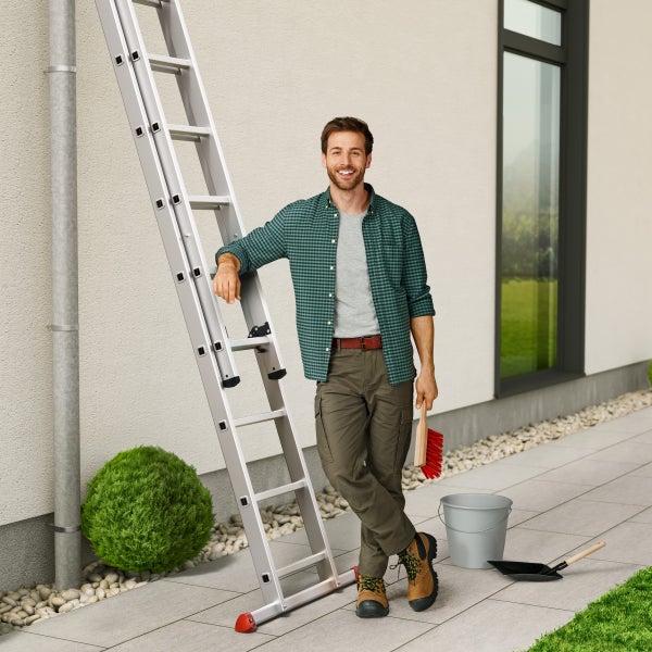 Mann lehnt an einer Mehrzweckleiter im Außenbereich mit Eimer und Handfeger