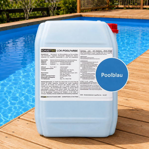 Ein Kanister Schuettec LCK-Poolfarbe in Poolblau auf einer Holzterrasse neben einem Swimmingpool.