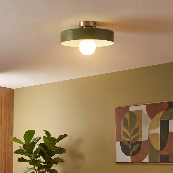 Moderne Deckenleuchte mit rundem Schirm und integriertem Leuchtmittel an einer Zimmerdecke in einem wohnlich gestalteten Raum.
