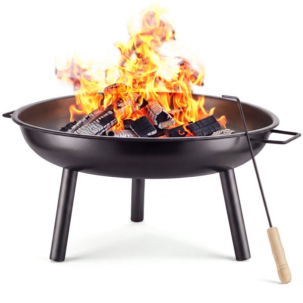 Runde Feuerschale aus Metall mit brennenden Holzscheiten und Schürhaken.