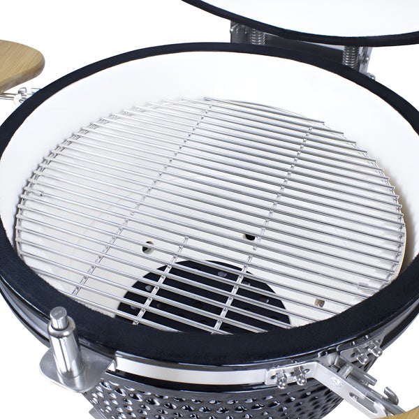 Innenansicht eines Keramikgrills mit Edelstahlrost