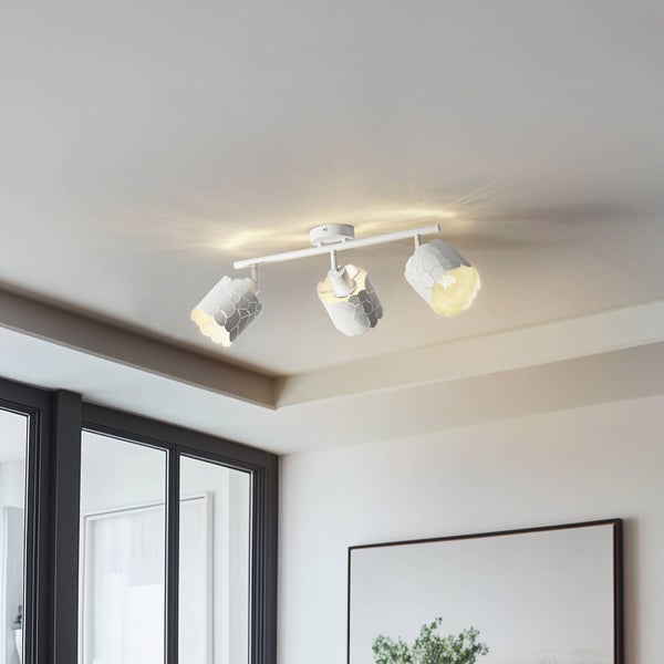 Deckenleuchte mit drei Strahlern im Wohnraum.