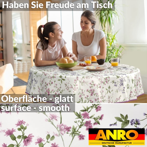 Eine Mutter und eine Tochter sitzen an einem runden Tisch mit einer Tischdecke mit Blumenmuster. ANRO Deutsche Manufaktur Logo.