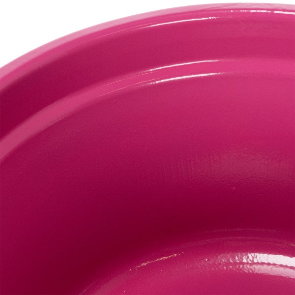 Detailaufnahme eines magenta farbenen Emaille-Beckens