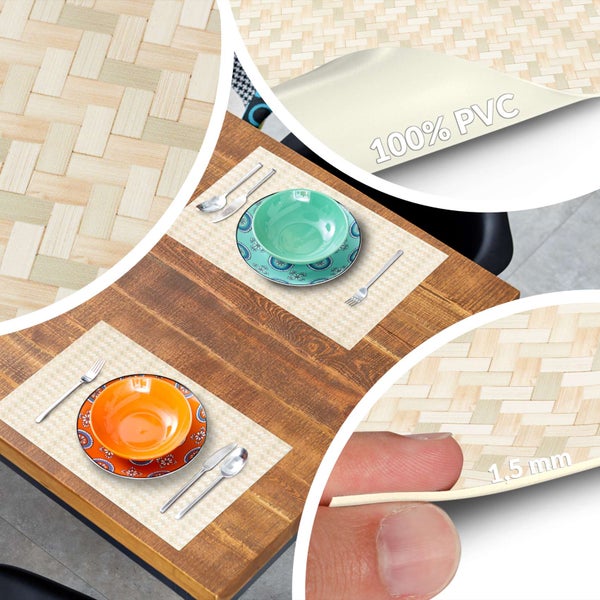 Platzset aus 100 Prozent PVC in Flechtoptik, 1,5 Millimeter dick, auf einem Holztisch mit Tellern und Besteck.