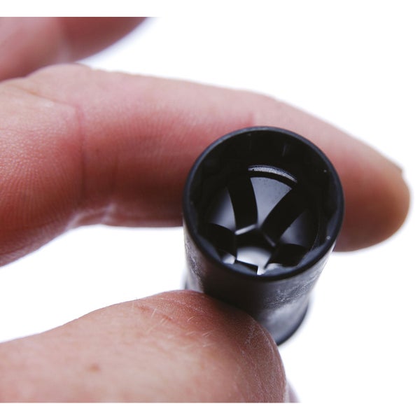 Schwarzer Düsenaufsatz für eine Sprühflasche in einer Hand gehalten