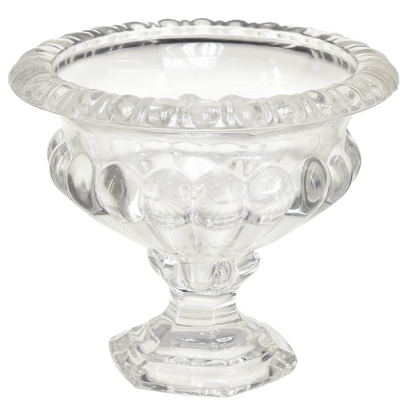 Dekorative Fußschale aus Glas mit strukturiertem Muster und quadratischem Standfuß.