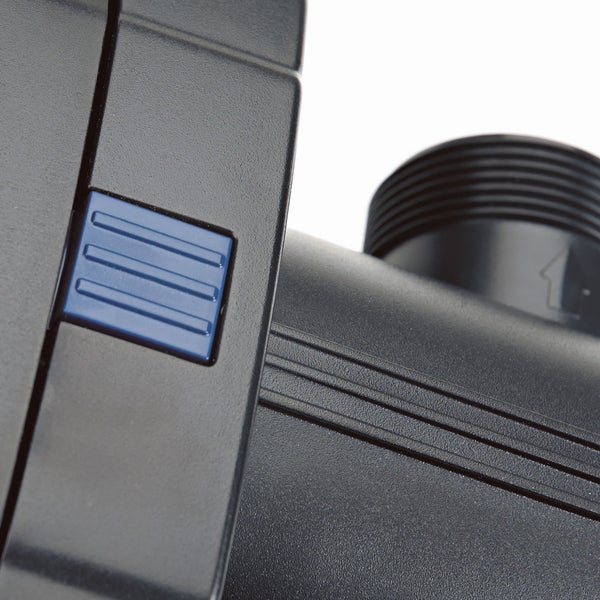 Detailansicht eines Teichfilter-Gehäuses aus Kunststoff mit blauem Schalter und Gewindeanschluss.