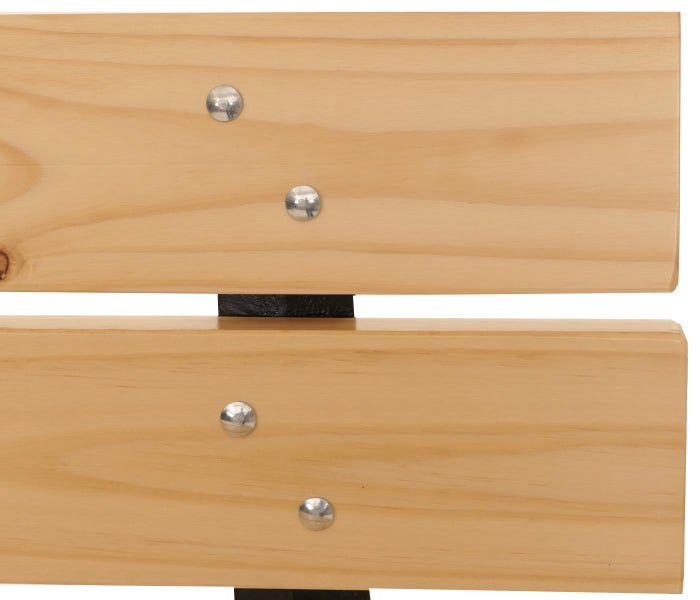 Detailansicht eines Holzbetts mit Schrauben