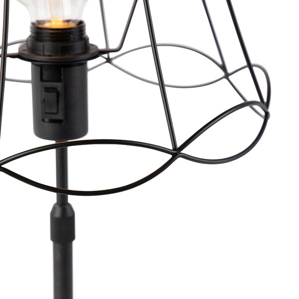 Detailansicht einer Lampe mit einem Lampenschirm aus Draht