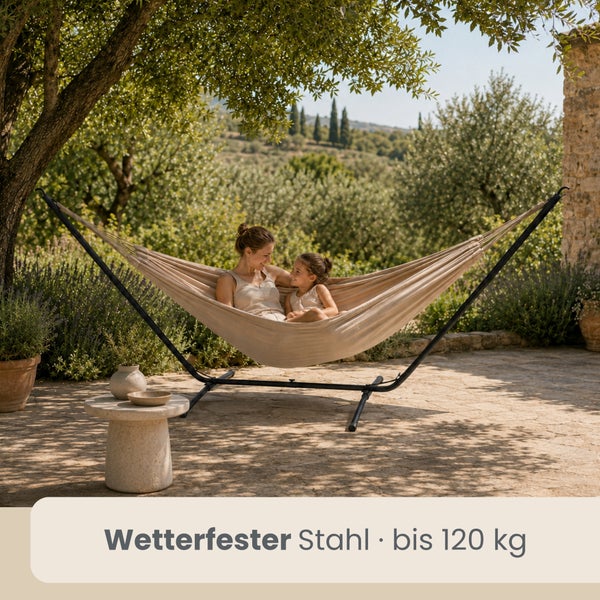 Helle Gartenszene mit Mutter und Tochter in einer Hängematte auf wetterfestem Stahlgestell, belastbar bis 120 Kilogramm.