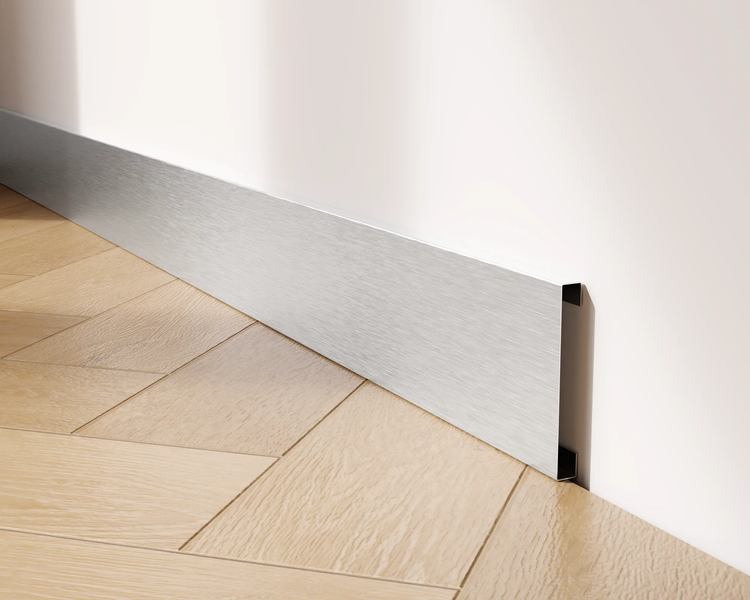 Sockelleiste aus Metall an einer Wand montiert