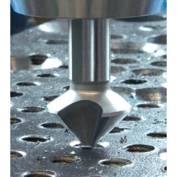 Mann wechselt Schleifpapier auf einem Festool Exzenterschleifer ETS 125 REQ