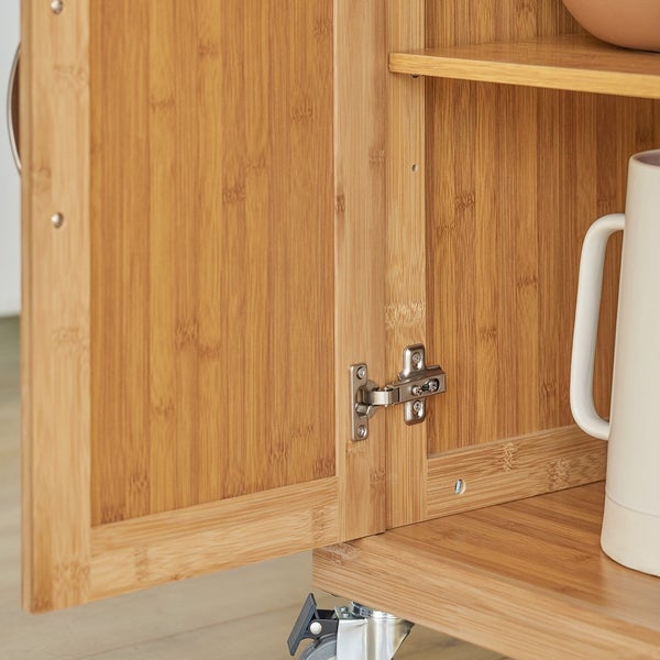 Detailansicht eines Küchenwagens aus Bambus mit geöffneter Tür