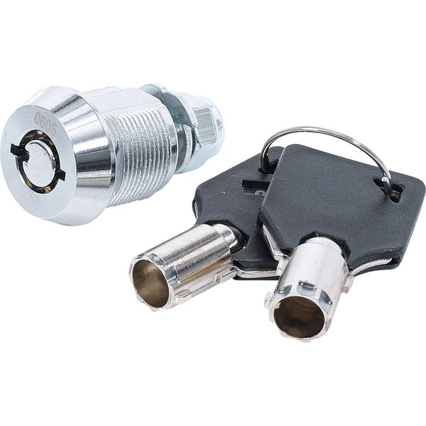 Hände in Arbeitshandschuhen halten einen schwarzen Sortimentskasten mit transparentem Deckel und bunten Einsatzboxen voller Schrauben auf einer Werkbank.