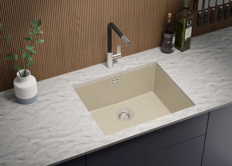 Spüle aus Stein auf einer Küchentheke mit Wasserhahn