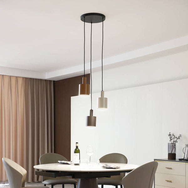 Esszimmer mit Esstisch und einer Pendelleuchte mit drei Lampen