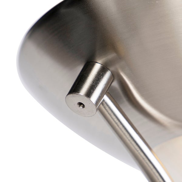 Detailansicht einer metallischen Leuchtenhalterung aus gebürstetem Metall mit Schraubanschluss.