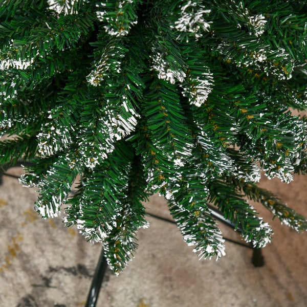 Künstlicher Weihnachtsbaum mit verschneiten Spitzen, Detailansicht der grünen Zweige aus Kunststoff.