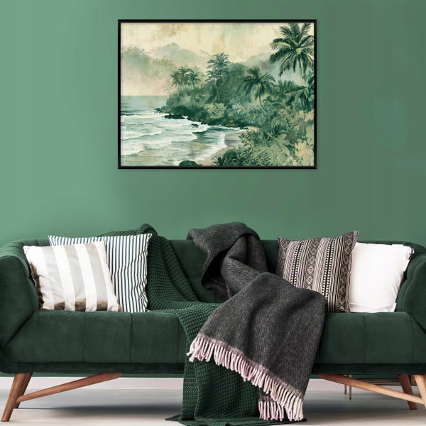 Wohnzimmer mit grünem Sofa, Kissen, Decken und einem gerahmten Wandbild einer Küstenlandschaft mit Palmen an einer grünen Wand.