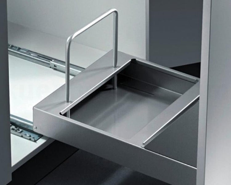 Auszugstablarauszug mit Metalleinteilung und integriertem Fach, montiert auf Führungsschienen für Küchenschränke.