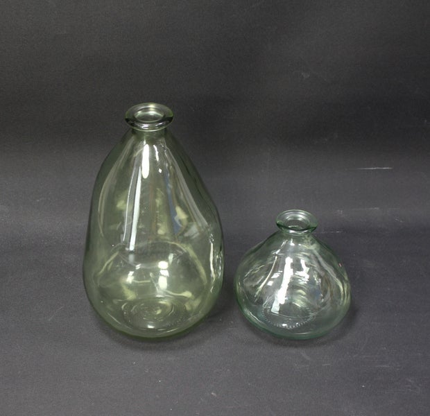 Zwei Glasvasen unterschiedlicher Größe und Form