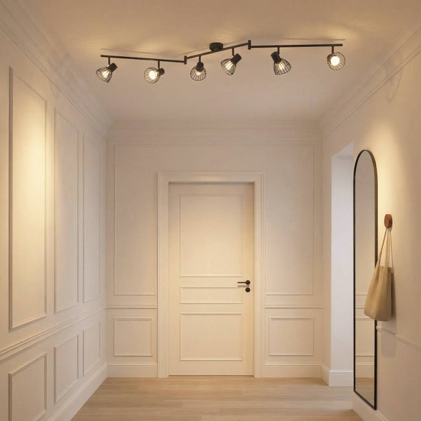 Deckenleuchte mit sechs Leuchten im Flur