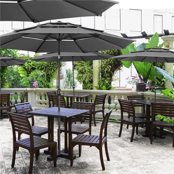 Außenbereich mit Gartentischen, Stühlen und Sonnenschirmen für den Außenbereich