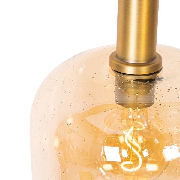 Detailaufnahme einer Pendelleuchte mit dekorativem Glaslampenschirm und Leuchtmittel