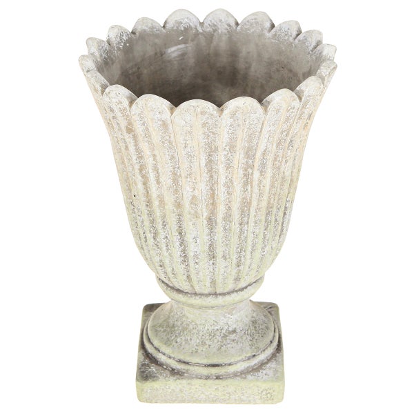 Verzierter Pflanzpokal aus Stein mit kannelierter Oberfläche, gewelltem Rand und quadratischem Standfuß.