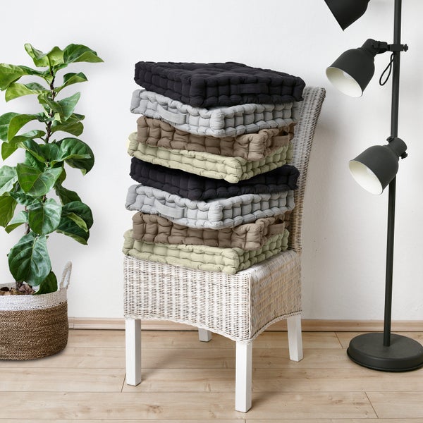 Stapel aus quadratischen Stuhlkissen auf einem Stuhl