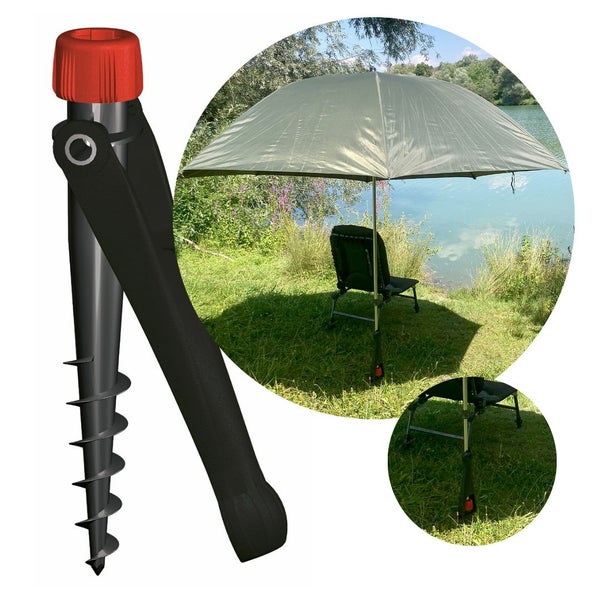 Schwarze Eindreh-Bodenhülse für Sonnenschirme mit Hebelgriff, Anwendungsszenario an einem Angelstuhl am Seeufer unter einem grünen Schirm.