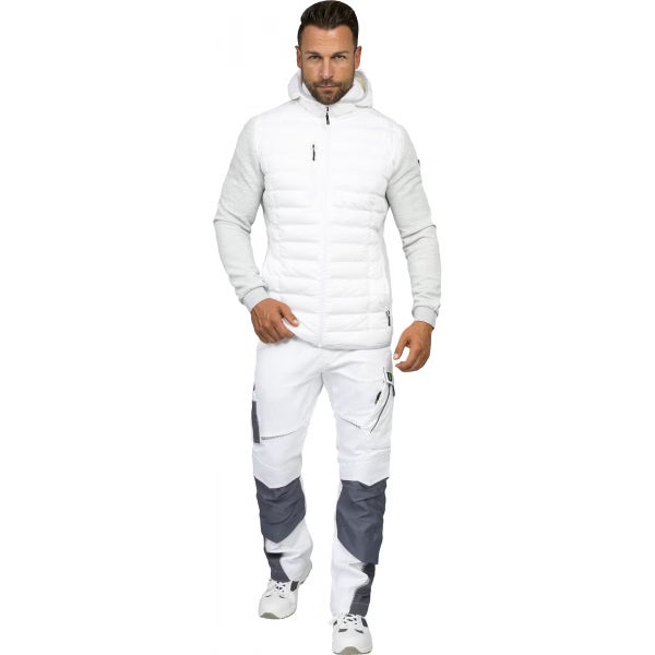 Mann in weißer Arbeitskleidung, bestehend aus einer Hybridjacke mit Kapuze und gesteppter Vorderseite sowie einer Arbeitshose mit grauen Verstärkungen.
