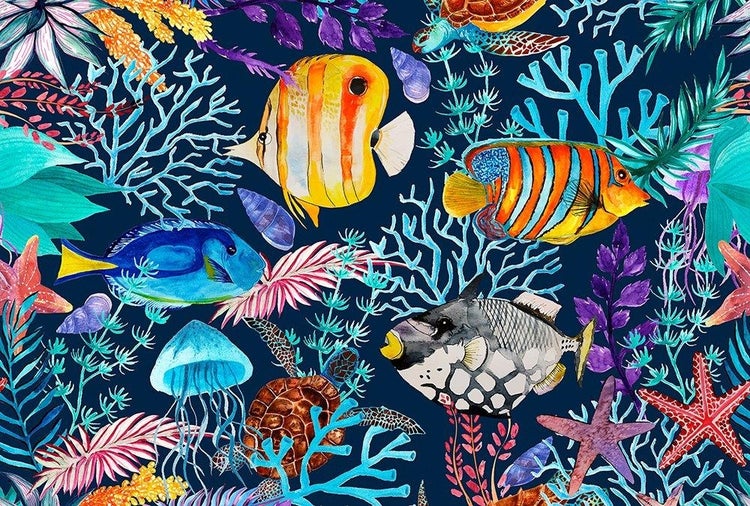 Vliestapete mit detaillierter Unterwasserwelt, verschiedenen tropischen Fischen, Meeresschildkröten, Korallen und Quallen.