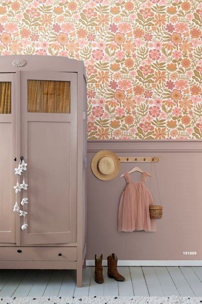 Kinderzimmer mit floraler Tapete und Wandpaneele im Retro-Stil sowie einem hölzernen Kleiderschrank.