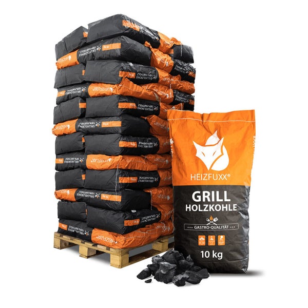 Eine Holzpalette mit mehreren 10 Kilogramm Säcken Heizfuxx Grillholzkohle in Gastro Qualität und ein Haufen Holzkohle im Vordergrund.